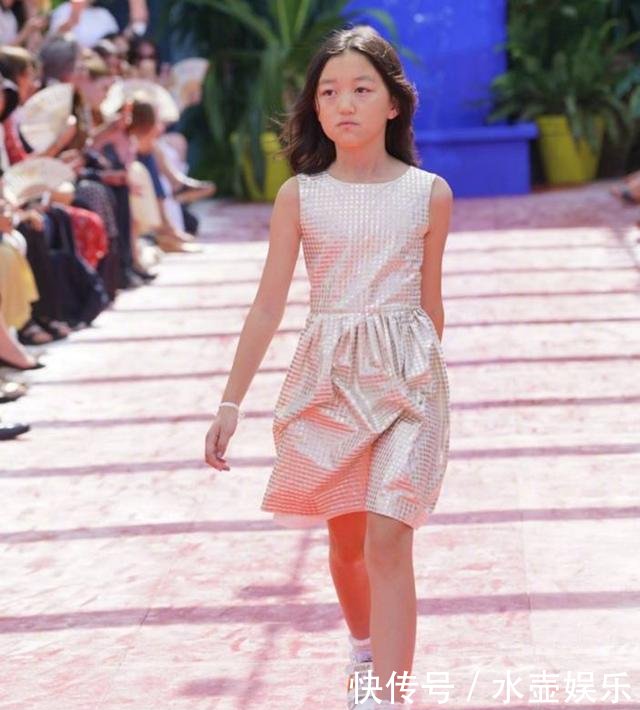 李亚鹏携女儿现身机场，李嫣大长腿亮了，难怪能去时装周走秀！