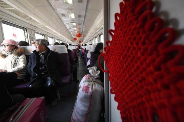 “慢火车”上年味浓