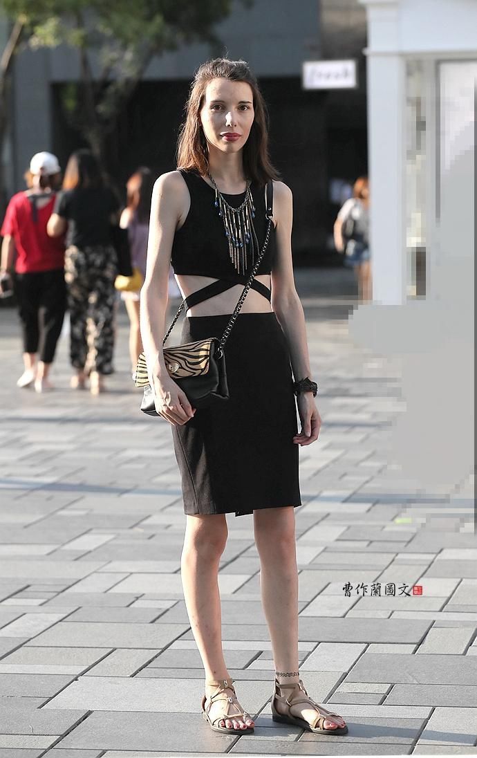 街拍:她的身高只有一米六，可是却有顶天立地的自信