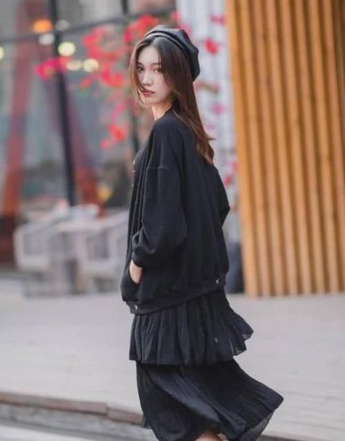 #清新#养眼女神街拍:天生丽质的小姐姐,一件白色上衣配百褶裙,时尚清新女神范