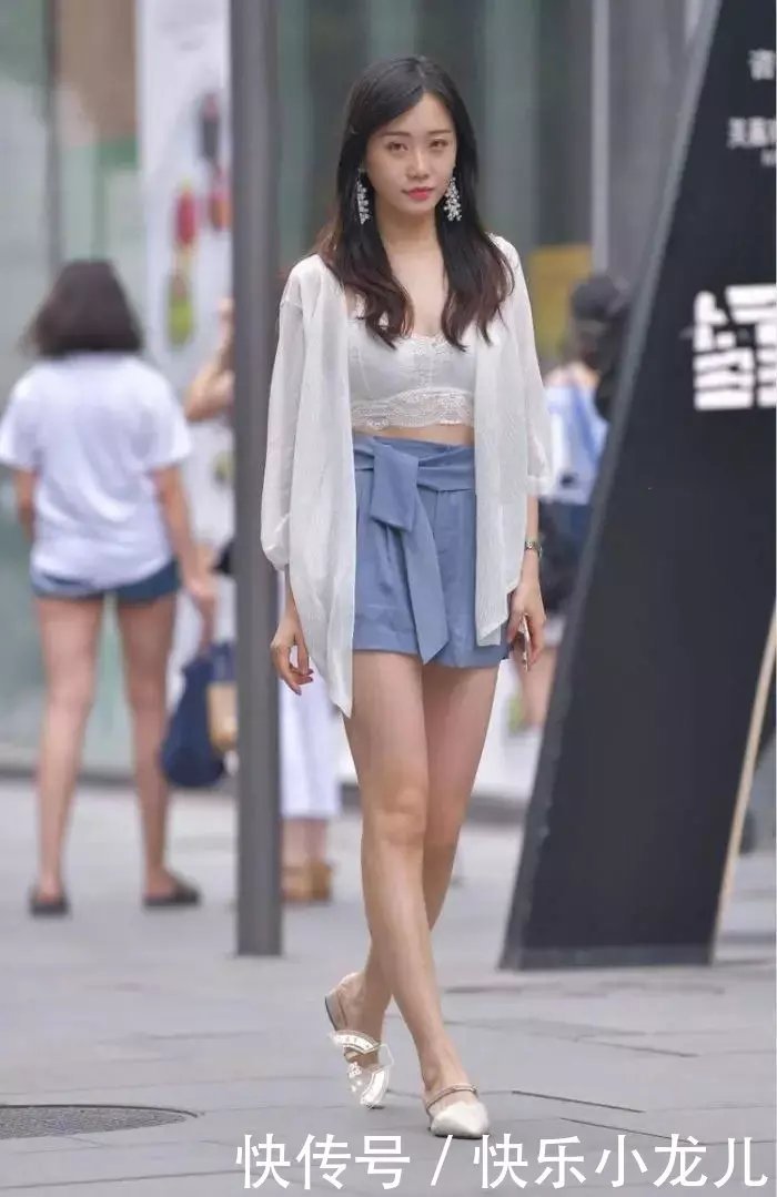 衬衣■街拍时尚姑娘身穿白色内衬衣,笑容自信迷人