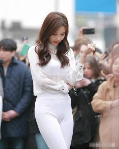 街头的打底裤时尚，宛如一道美景！