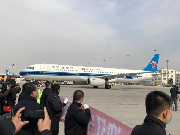  『迎接』“过水门”！最高礼仪迎接白衣勇士们！