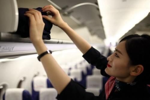 飞机上有3样东西是免费的，导游：经常坐飞机的，不知道就亏了！
