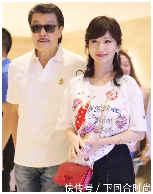 赵雅芝身穿大学生流行服饰，返老还童40岁，藏不住其优雅气质