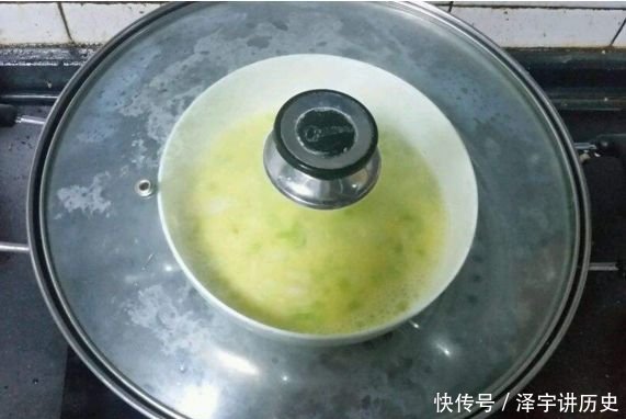  『鸡蛋液』蒸鸡蛋羹时，不要加水后就下锅！多加这一步，鸡蛋又滑又嫩无蜂窝