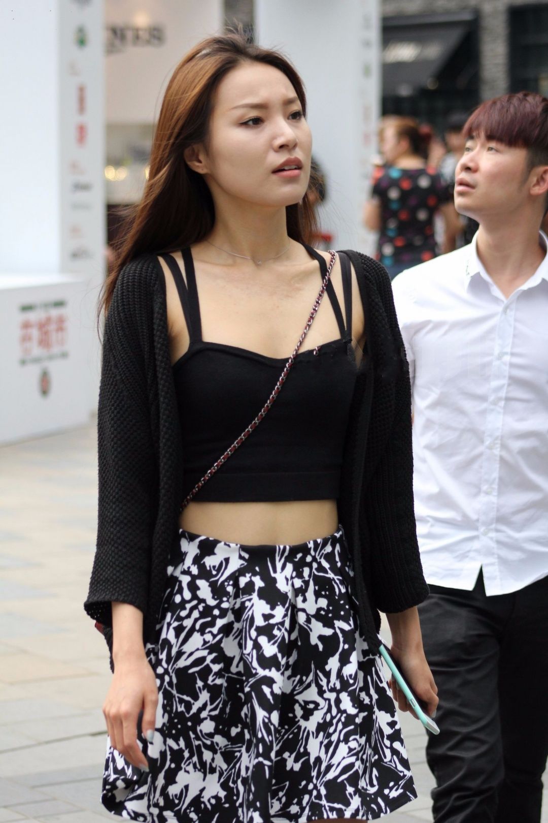 街拍联盟：很有感觉的吊带裹胸长发美女，清凉拖鞋秀出修长美腿