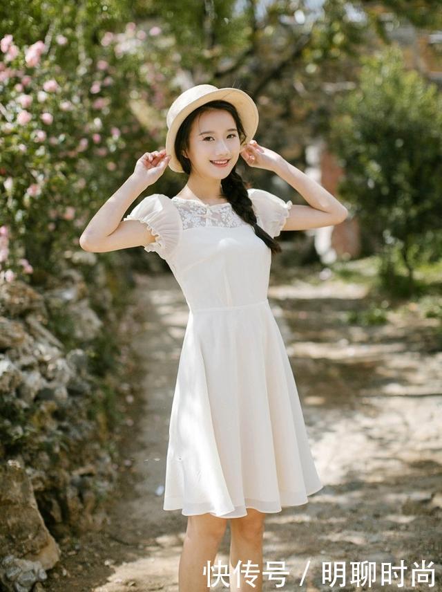白色蕾丝连衣裙：温婉端庄突显气质，上身落落大方，别有风味！