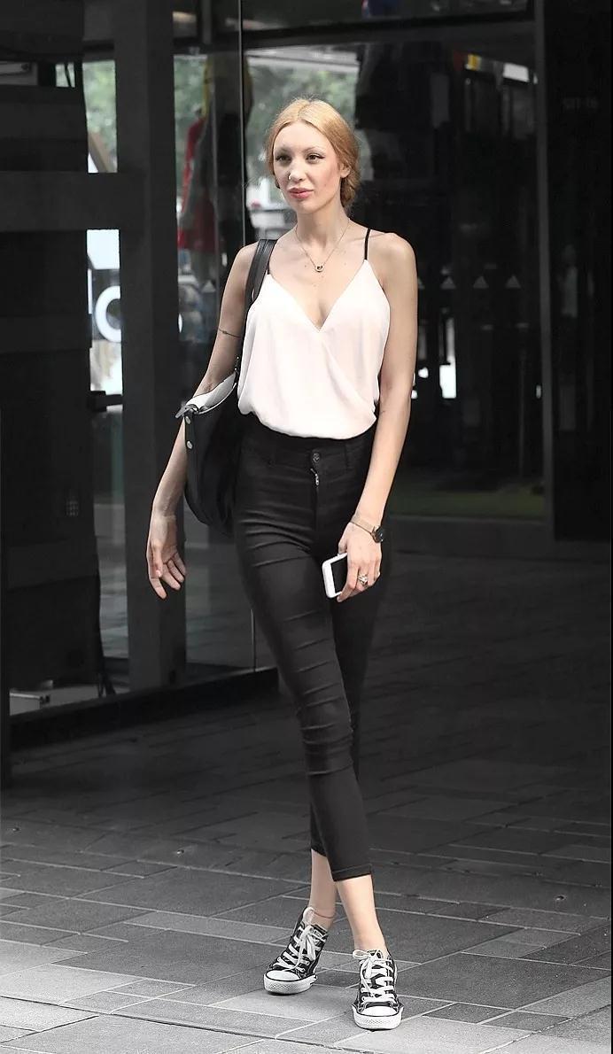 街拍美图 洋美女搭配粉色背心 尽显女性柔美秀气的一面 你喜欢吗