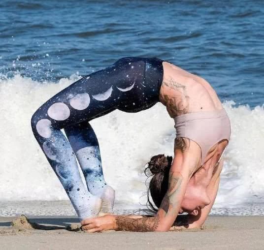 两个室内瑜伽动作，简单易学，让你的气质提起来!