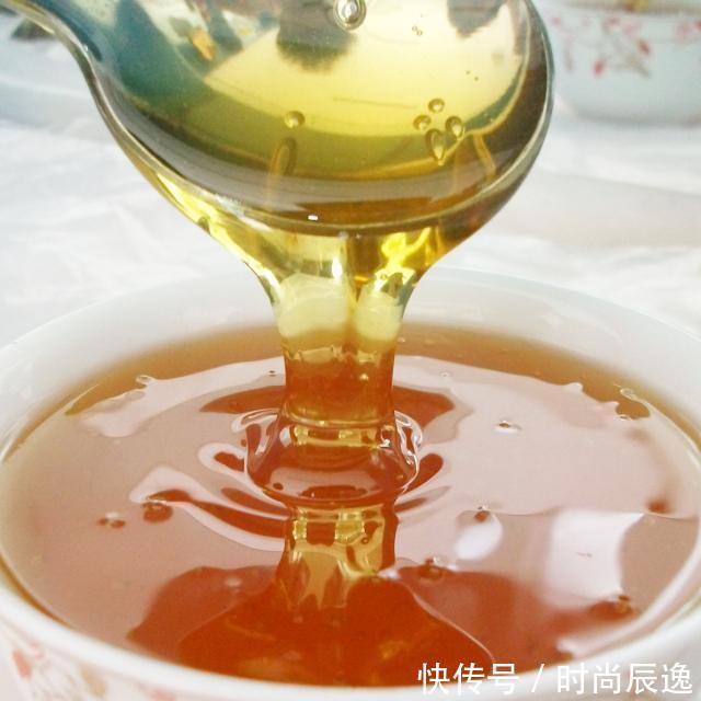 一种五元三瓶的它，睡前加蜂蜜洗脸，三周轻松祛斑，皮肤光滑嫩白