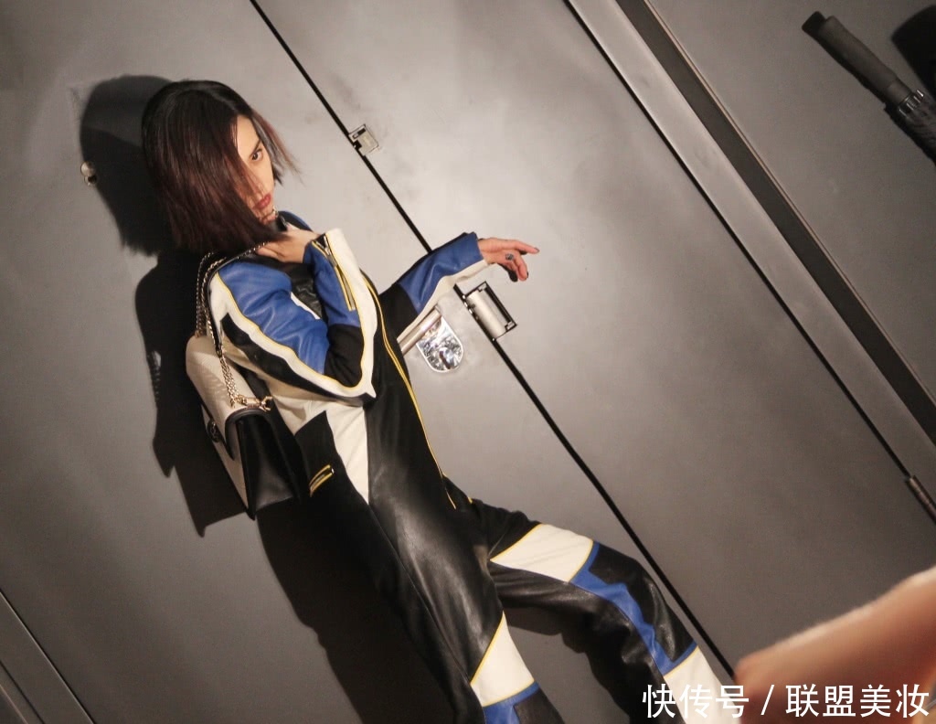 被蔡依林惊艳到了！156cm穿成178cm，穿高跟鞋脚尖脚背垂成一条线