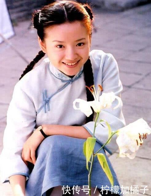 38岁董洁亮相机场，穿短裙少女感爆棚，腿细得赶上竹竿了