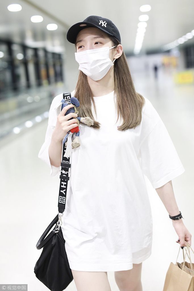 “火箭少女”孟美岐玩下衣失踪秀美腿 戴口罩笑眼弯弯甜美可爱