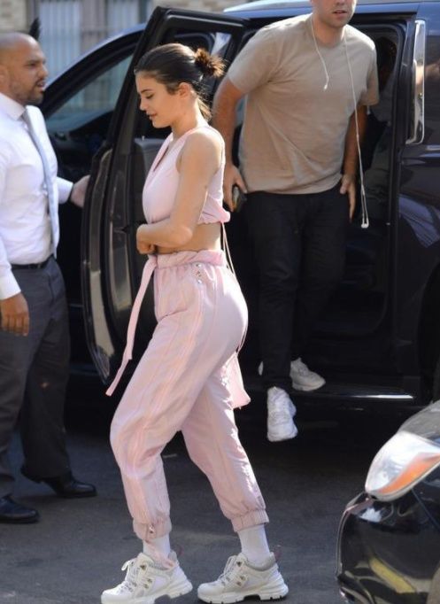 金小妹的紧身上衣很性感，但是同样胖的很明显!