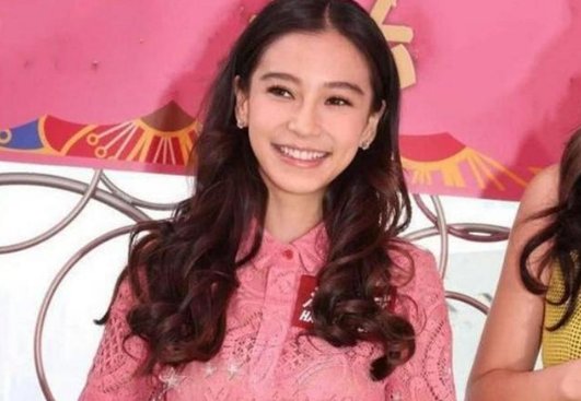 本以为baby的裙子够透了，可看了迪丽热巴，更让人心跳加速!