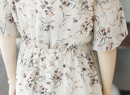 别再穿大妈装了?奔5女人推荐这种碎花裙，修身又显白，越穿越美