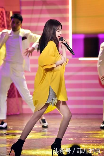 李菲儿这短裙太紧了，难怪要中间剪开叉，网友:都不敢蹲下了吧!