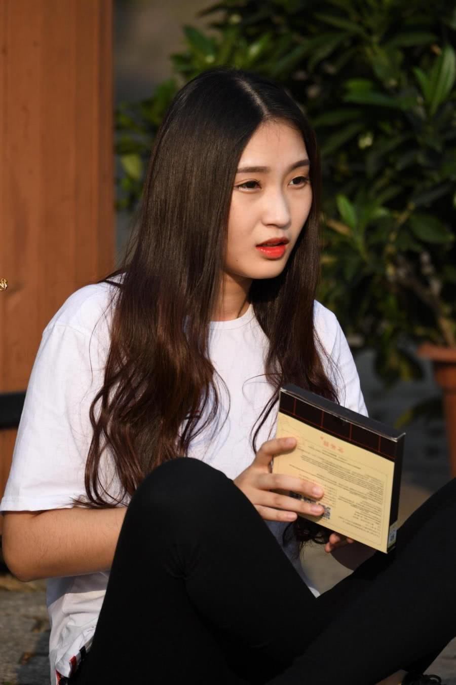 街拍:小姐姐盘腿坐在路边,紧身裤太紧绷,刚一起身差点儿没摔倒