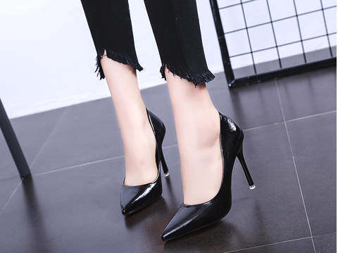 细微纹亮皮与酒杯跟结合的高跟鞋,性感又成熟