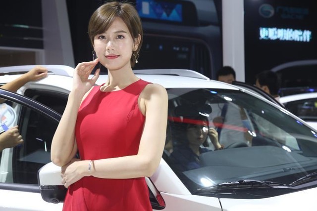 看2018成都国际车展各家美女争相斗艳