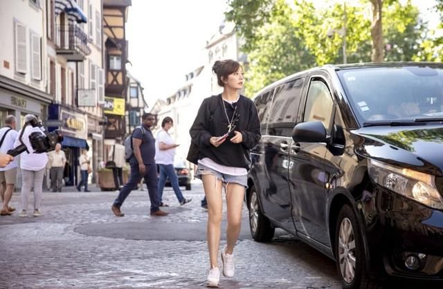 同样42岁，当赵薇碰到舒淇，生过孩子的就是不一样