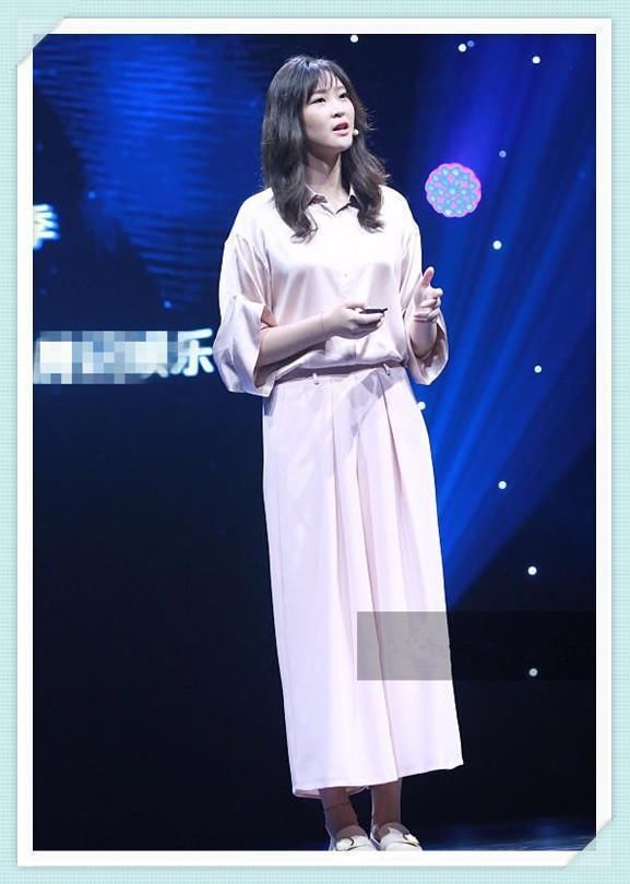 本以为张梓琳穿连体裤大长腿无人能敌，可看到惠若琪，我沉默了！