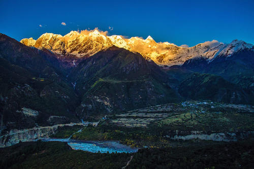 川藏线上的老司机，为何都会向窗外丢一根烟，看完之后令人叹息