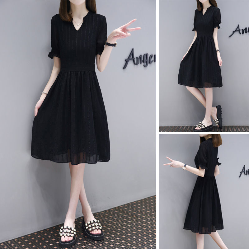 居然有人把“赫本裙”都穿在了身上，也太美了吧，上身高雅美嫩