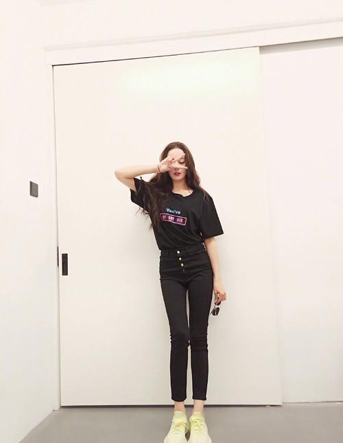 迪丽热巴实力上演旅游穿搭范本，网友：也太美了吧！