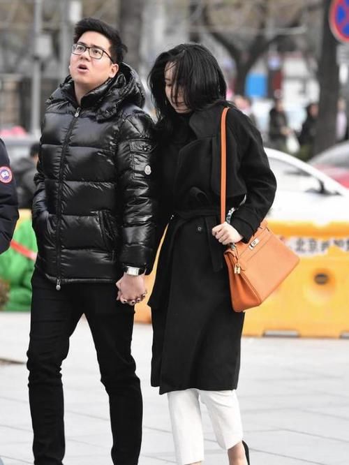 「气质」街拍:身材高挑的小姐姐,一件白色上衣配牛仔裤,时尚大方气质