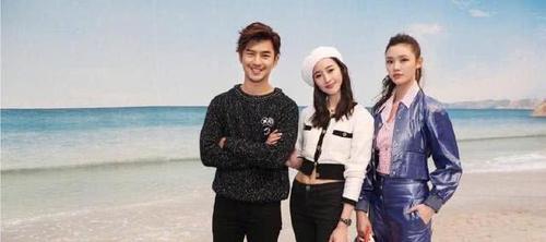 香奈儿时装周“海滩”大秀，马思纯白色丝袜实力抢镜张钧甯马甲线