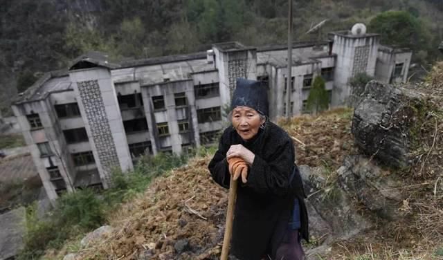 失落深山的汞矿遗址，曾经城里姑娘想嫁这里，小伙做梦都想进工厂