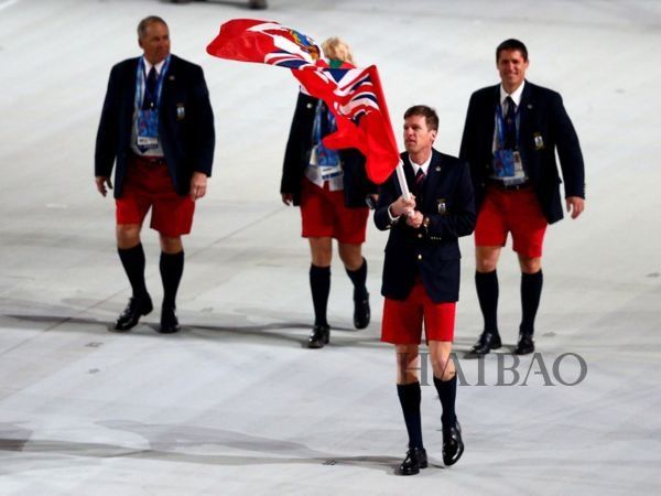 挤掉老爹鞋,成为“今夏最火”的复古单品,是什么来头?
