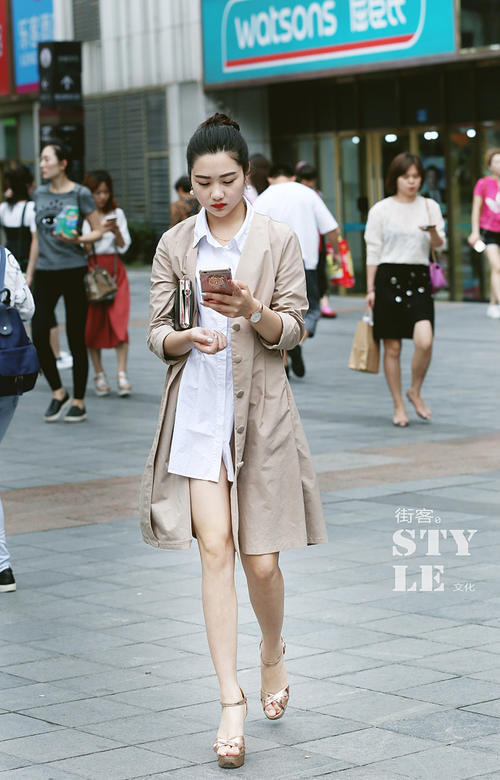 路人街拍：小姐姐红色抹胸搭配毛边热裤，玉腿修长，纹身性感