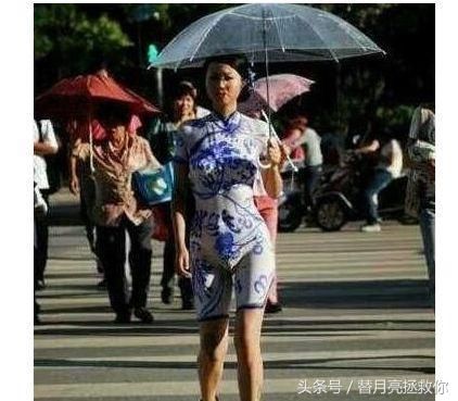漂亮女子献身行为艺术，给自己画了件衣服上街，路人：真的逼真