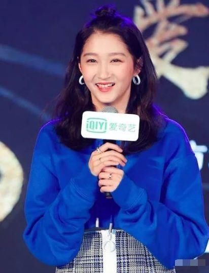 关晓彤怎么了？情侣戒指手表都不戴，网友：别祸害其他人！