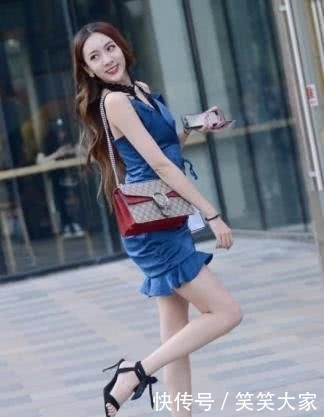 「气质」白色搭配黑色短裙,高端又不失优雅,突出大都市女性时尚气质美