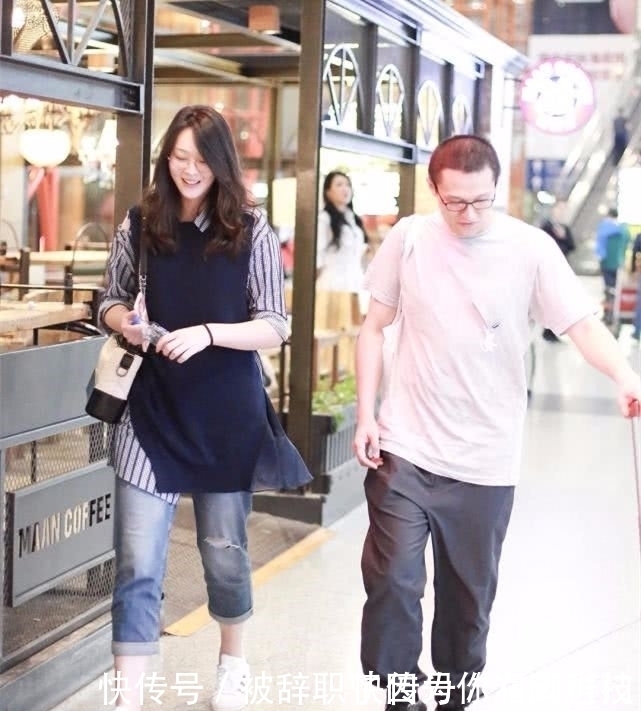  那种：惠若琪穿裤子，腿比老公还粗，穿裙子身材很迷人！