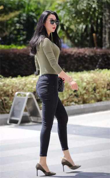 高颜值的小姐姐，黑色紧身裤搭配低领上衣尽显女人味，远远看去挺