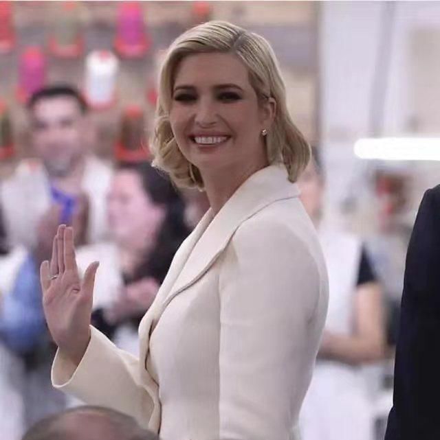  下半身搭配：伊万卡不愧是总统女儿，穿白色西装配9分裤气场强大，身材A爆了