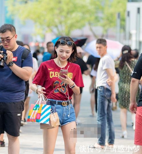 街拍图四三角形热裤“露”大腿，尽显“饱满”身材，太有魅力！