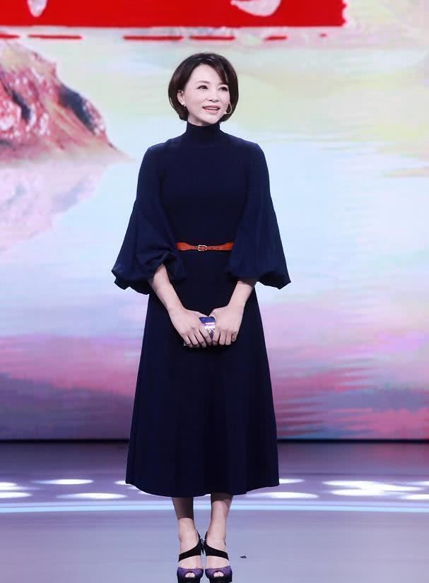 女性@终于相信你是70后了，董卿卸妆前后差别真大！素颜出镜难掩盖疲态
