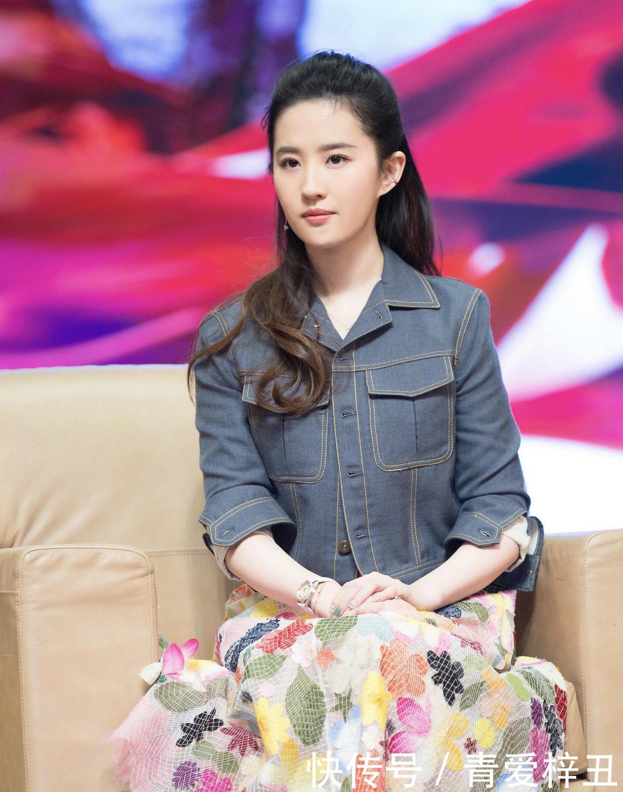「印花」刘亦菲真是“仙女下凡”,牛仔外套内搭印花连衣裙,仙女气质十足