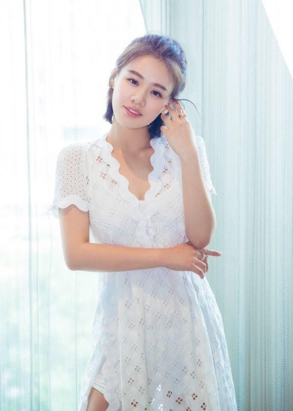 失恋后的马思纯现身机场，红裙下也难掩满脸落寞，瘦的令人心疼!