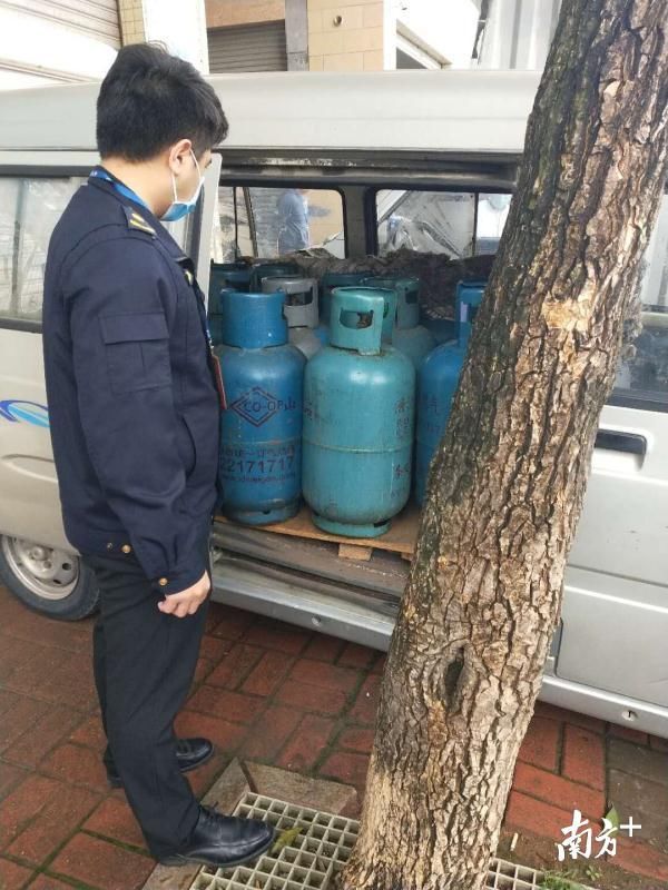  【城管】东莞城管打击“黑气”查处多个窝点