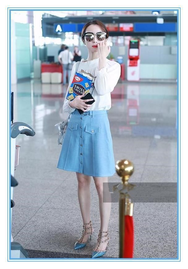 马苏为博眼球，白T配短裤走机场，撞上胡冰卿，清纯装纯一目了然