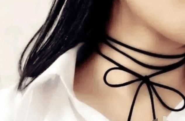  『上绑』女生脖子上绑“黑带子”是干啥用的? 哈哈哈哈这什么神操作?