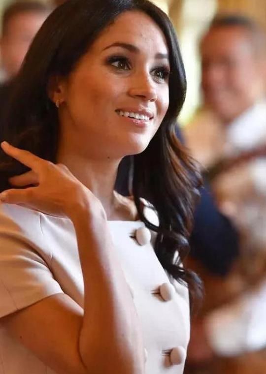 梅根换了凯特王妃同款发型越来越有王妃范了, 却因一个动作被吐槽