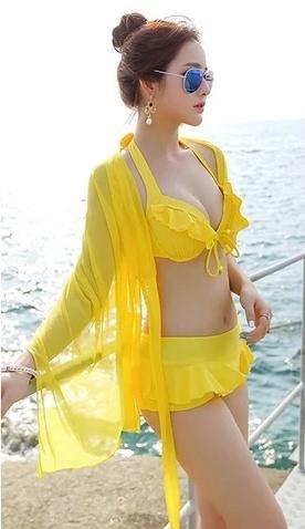 黄色比基尼泳衣,衬托出白嫩肌肤和修长美腿,带给你清凉一夏